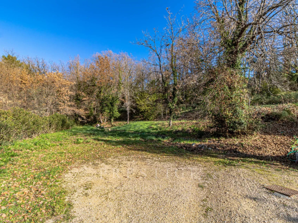 Terrain à bâtir de 2300m² à Châteauneuf-Grasse, calme, avec vue panoramique et permis de construire.