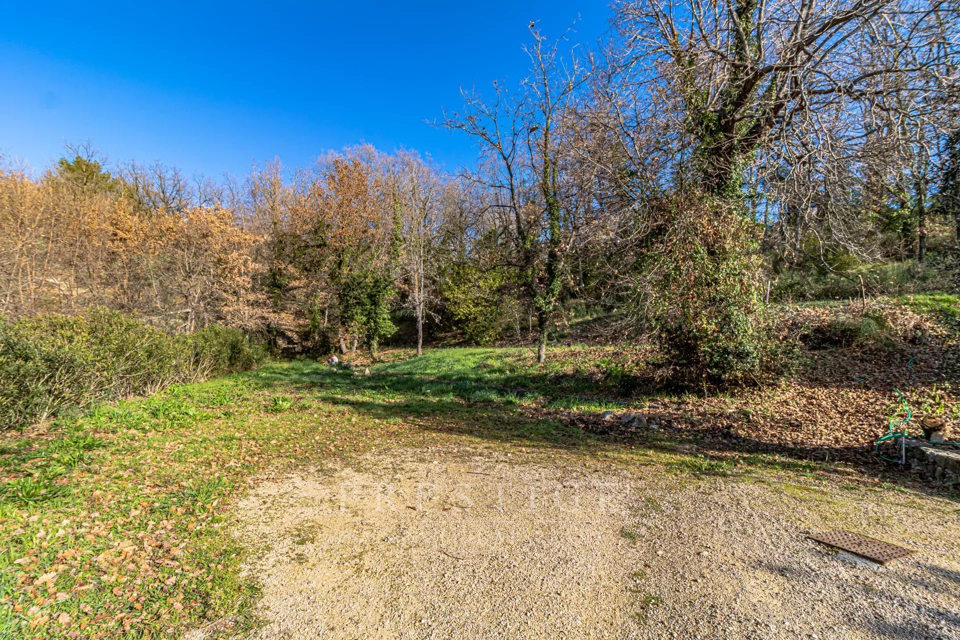 Terrain à bâtir à Châteauneuf-Grasse Terrain à bâtir de 2300m² à Châteauneuf-Grasse, calme, avec vue panoramique et permis de construire.