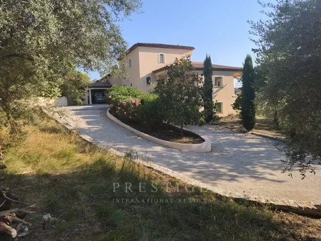 Villa in Châteauneuf-Grasse Florentine villa in Châteauneuf-Grasse with garage and garden, panoramic view of the Estérel.