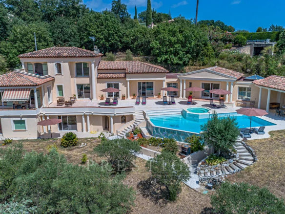 Florentine villa in Châteauneuf-Grasse with swimming pool and 4000m² of land.