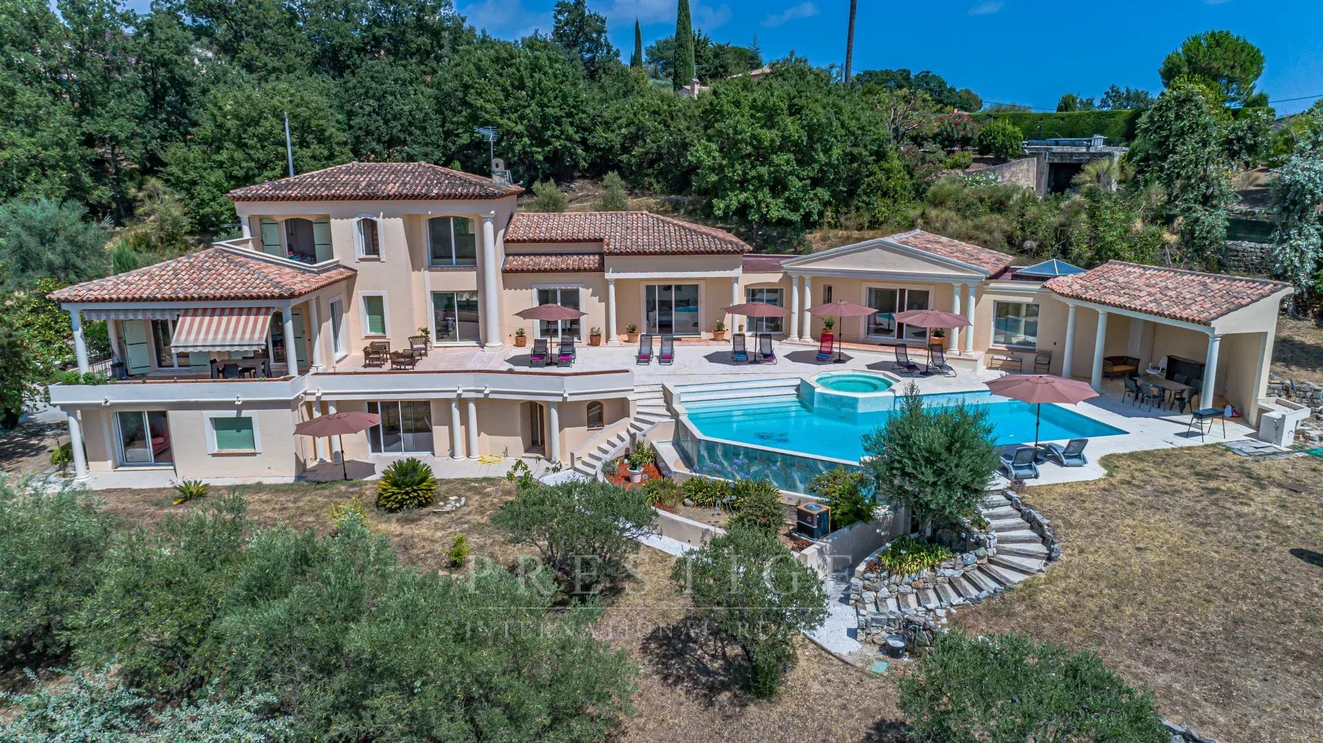 Florentine villa in Châteauneuf-Grasse Florentine villa in Châteauneuf-Grasse with swimming pool and 4000m² of land.