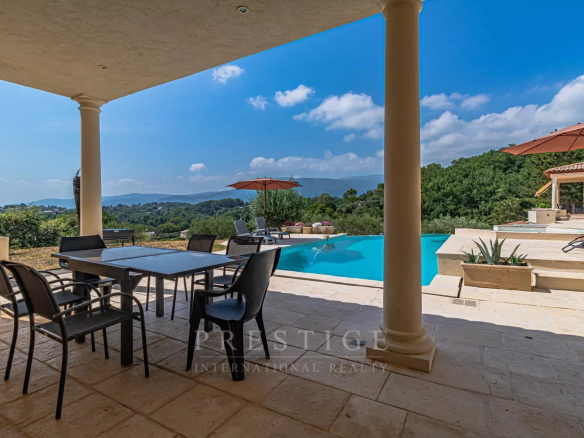 Terrace with garden furniture and swimming pool, overlooking nature in Châteauneuf-Grasse
