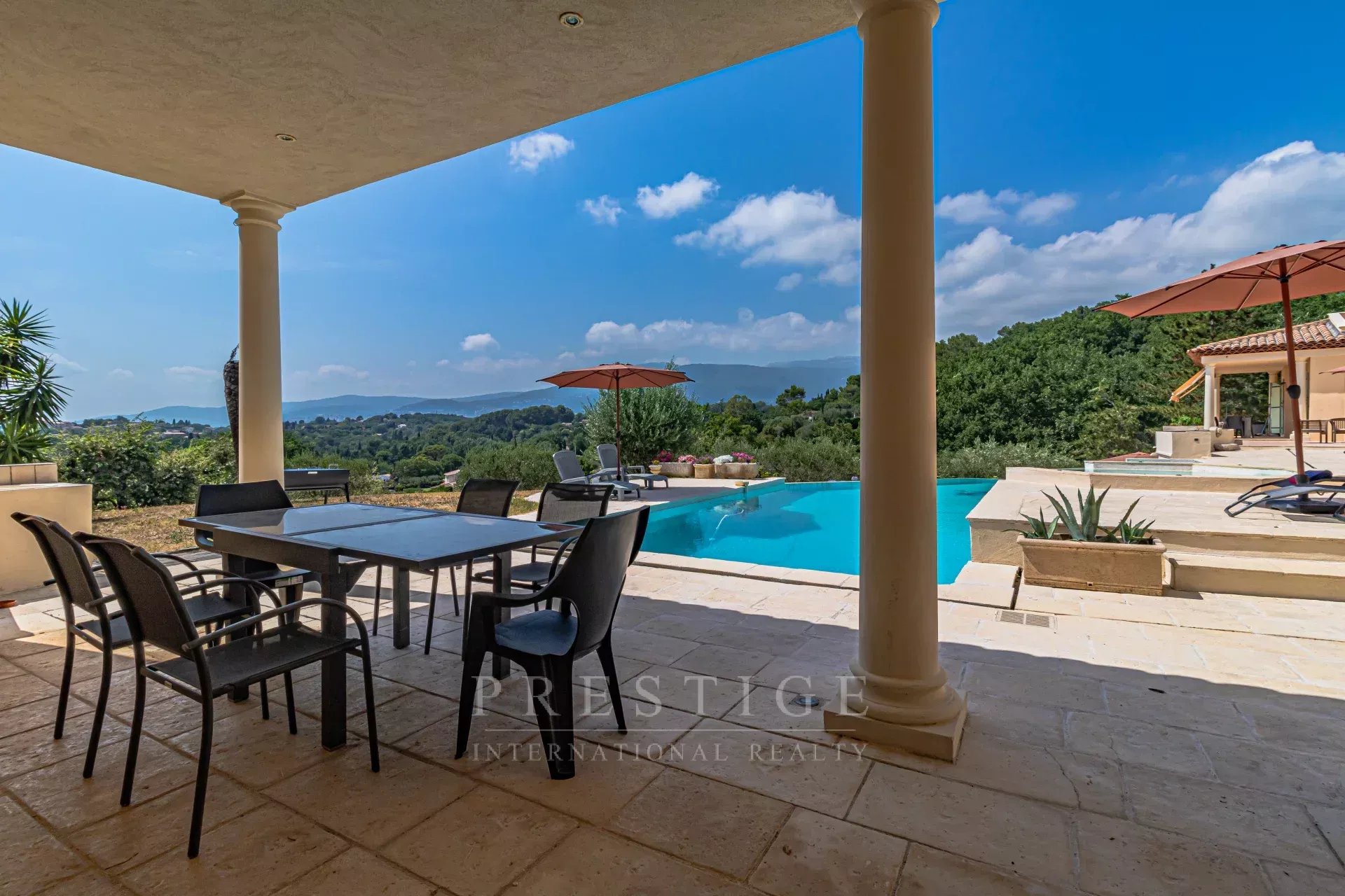 Villa with swimming pool in Châteauneuf-Grasse Terrace with garden furniture and swimming pool, overlooking nature in Châteauneuf-Grasse