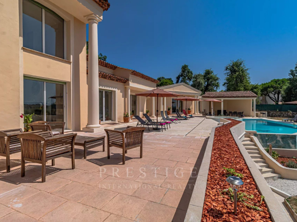 Florentine villa with swimming pool and terrace in Châteauneuf-Grasse, panoramic view of the Estérel.
