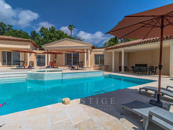 Florentine villa with swimming pool in Châteauneuf-Grasse, panoramic view of the Estérel.