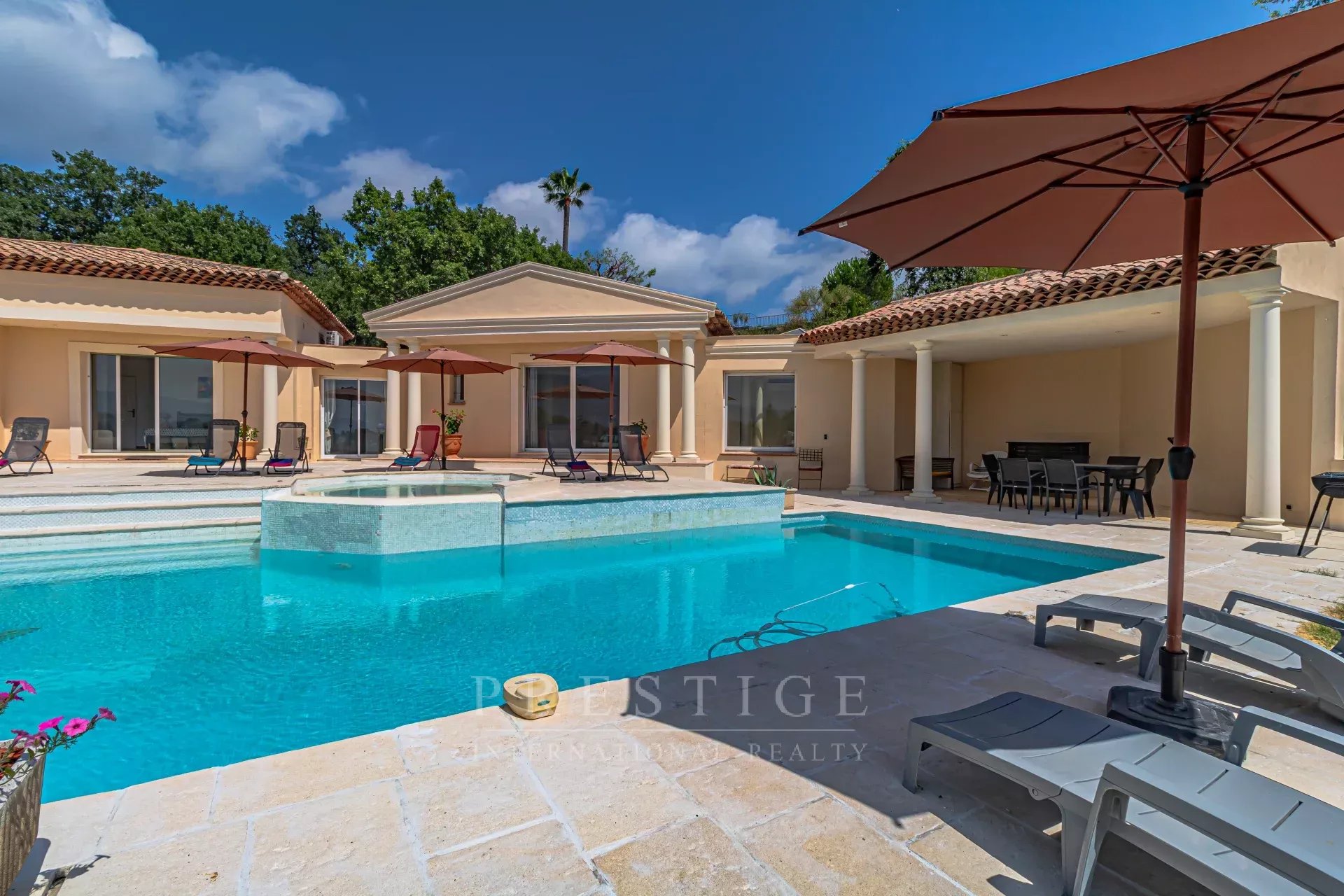 Florentine villa in Châteauneuf-Grasse Florentine villa with swimming pool in Châteauneuf-Grasse, panoramic view of the Estérel.