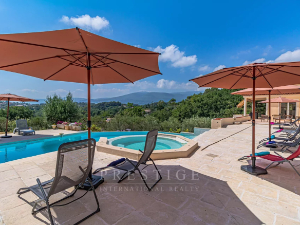 Swimming pool with sun loungers and parasols in a villa in Châteauneuf-Grasse.