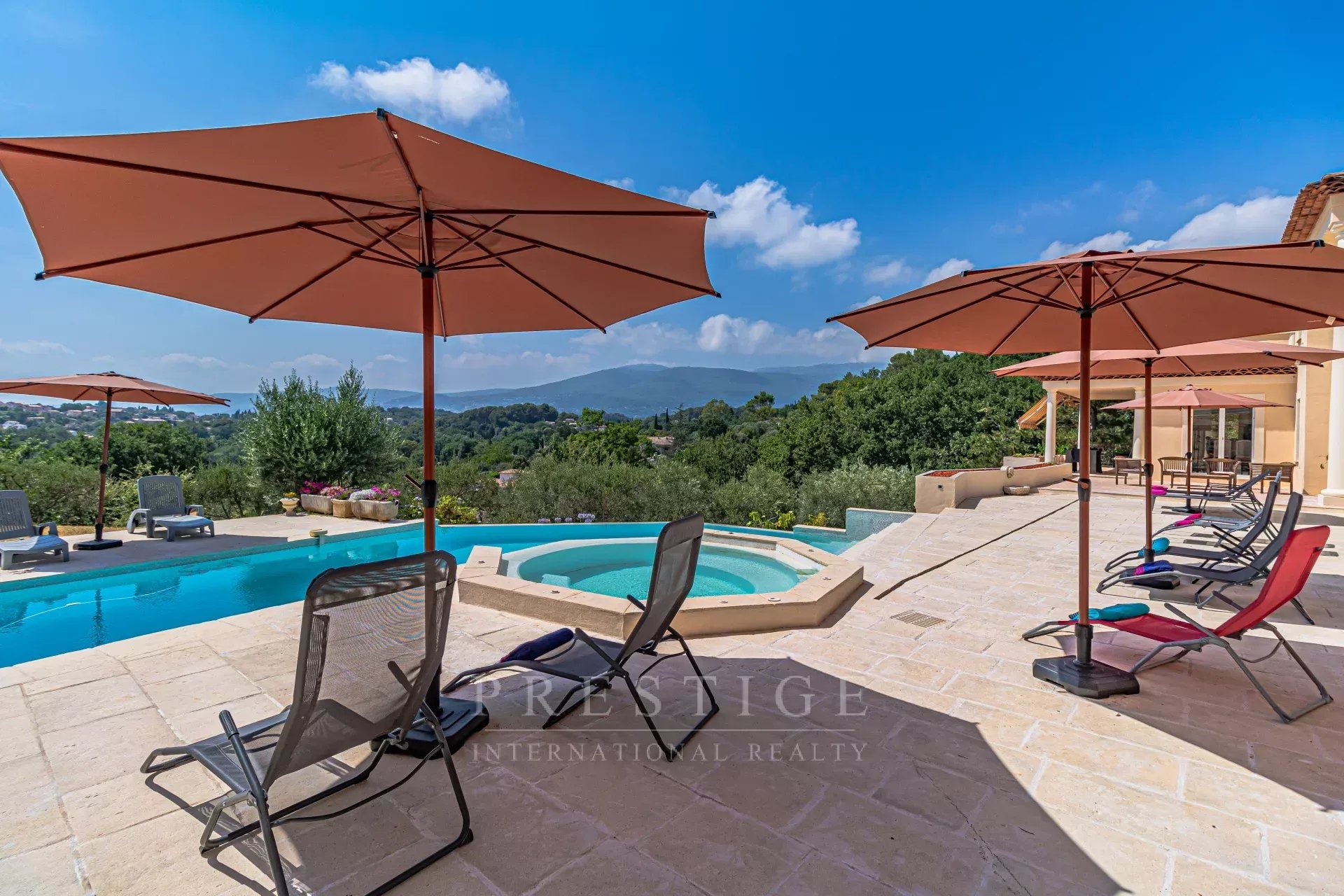 Villa with swimming pool in Châteauneuf-Grasse Swimming pool with sun loungers and parasols in a villa in Châteauneuf-Grasse.