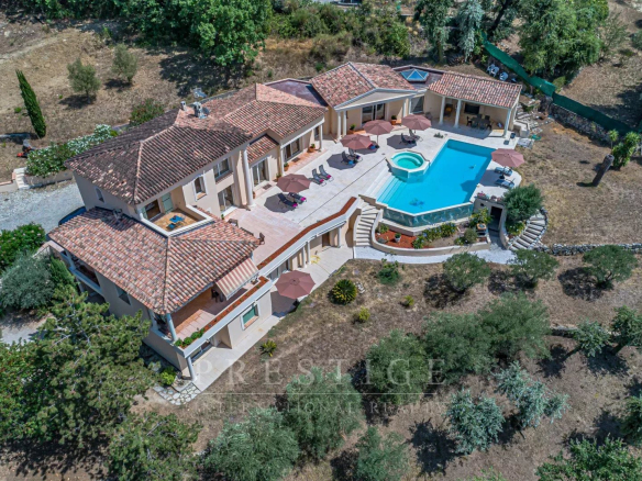 Aerial view of a Florentine villa with swimming pool and garden in Châteauneuf-Grasse.
