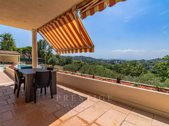 Terrace of a villa overlooking the valley in Châteauneuf-Grasse, surrounded by trees and greenery.