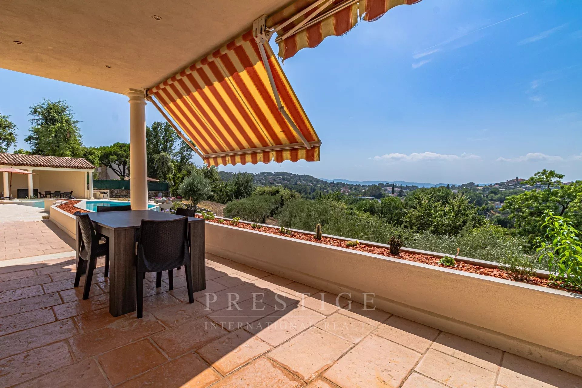 Villa terrace in Châteauneuf-Grasse Terrace of a villa overlooking the valley in Châteauneuf-Grasse, surrounded by trees and greenery.