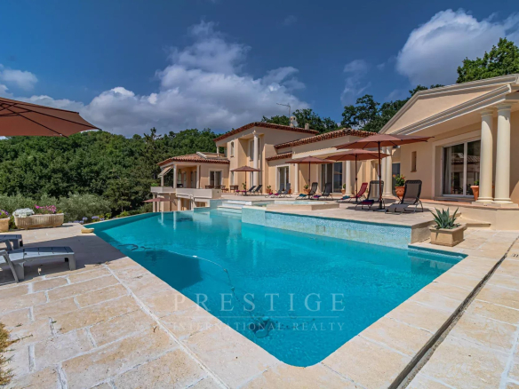 Florentine villa with swimming pool and terraces in Châteauneuf-Grasse, panoramic views of nature.