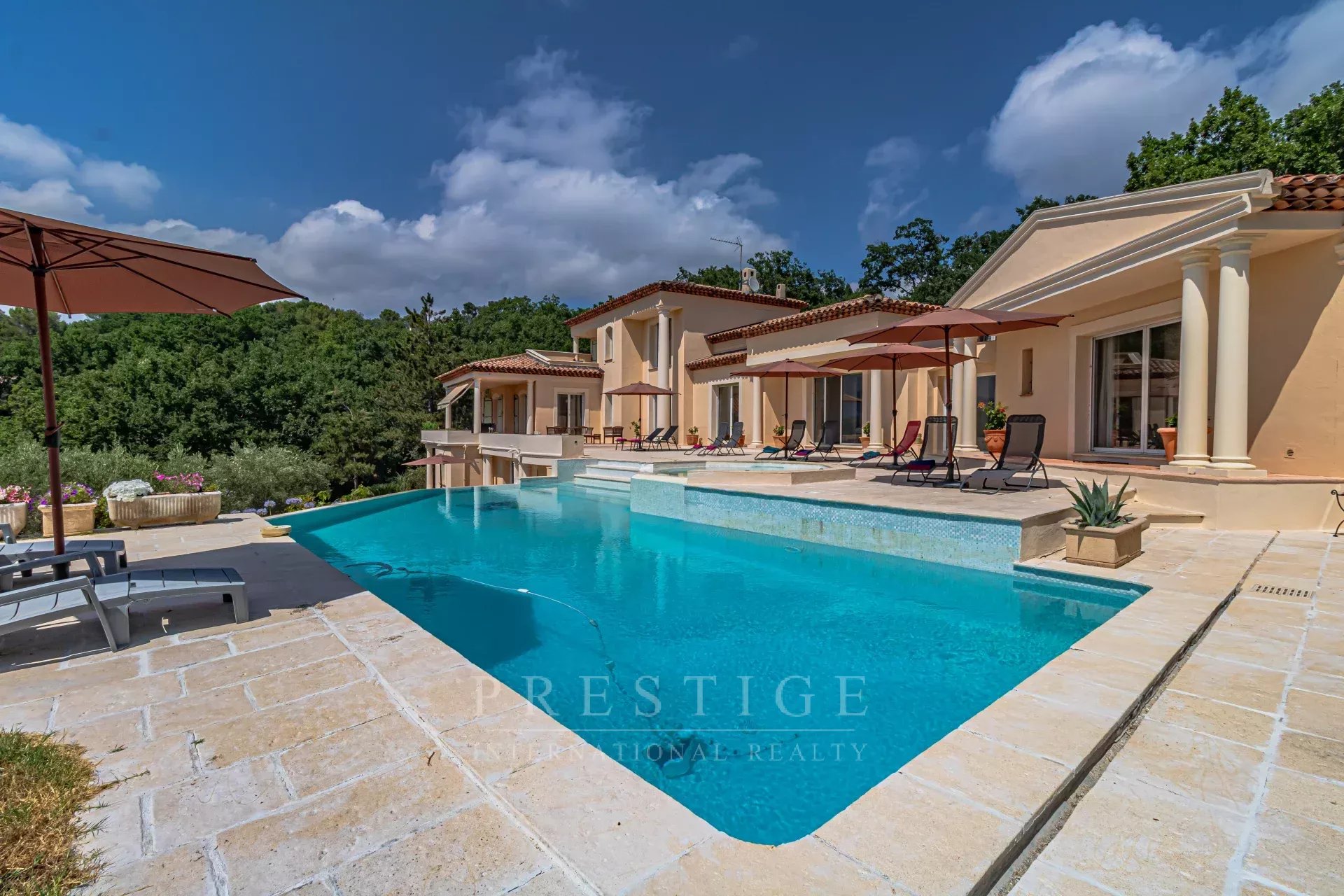Florentine villa in Châteauneuf-Grasse Florentine villa with swimming pool and terraces in Châteauneuf-Grasse, panoramic views of nature.