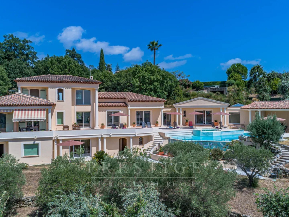 Florentine villa in Châteauneuf-Grasse with swimming pool and garden on a 4000m² plot.