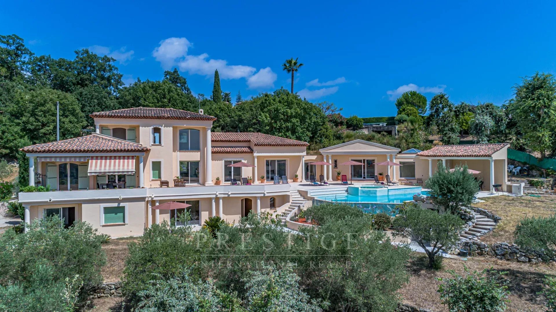 Florentine villa in Châteauneuf-Grasse Florentine villa in Châteauneuf-Grasse with swimming pool and garden on a 4000m² plot.