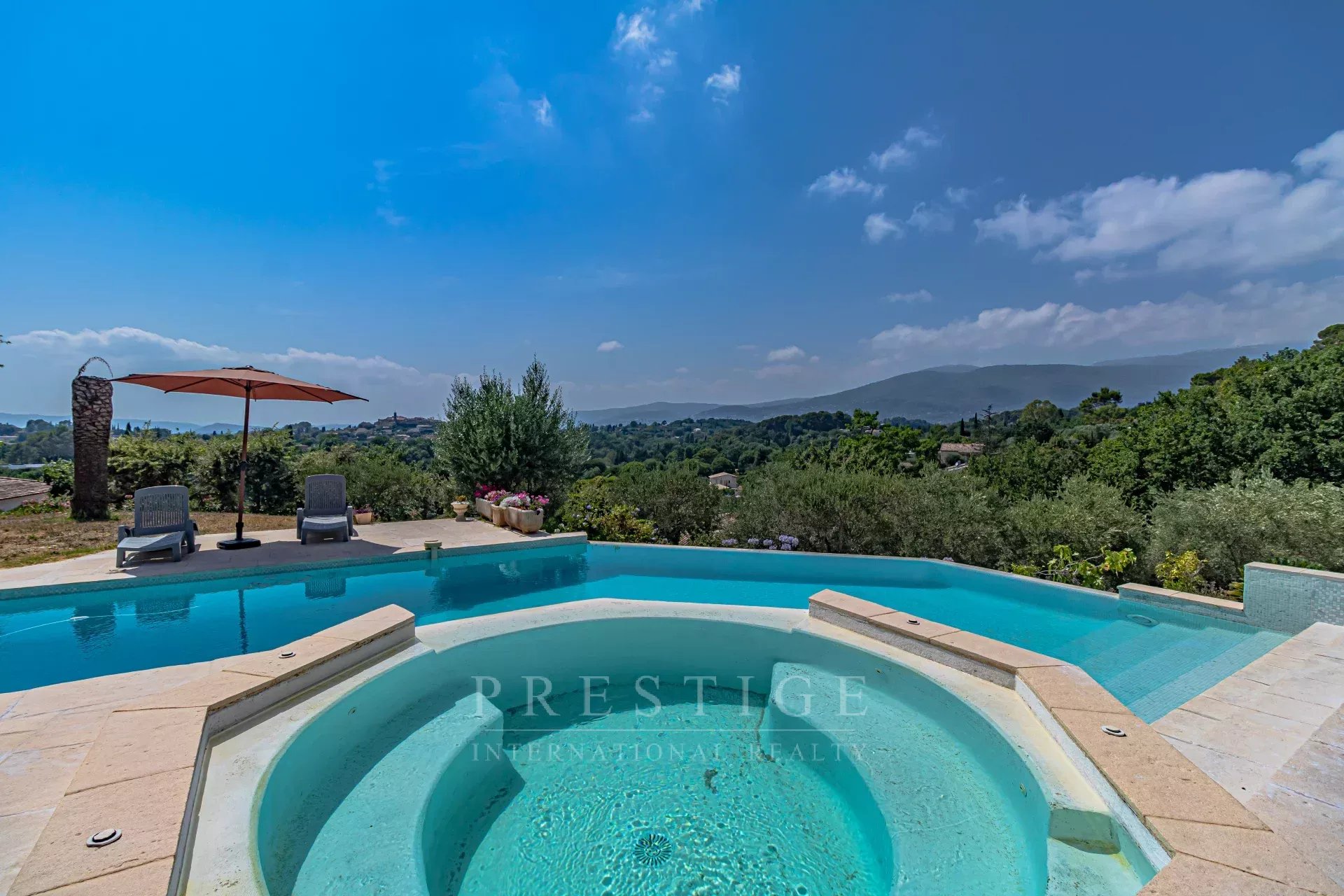 Villa with swimming pool in Châteauneuf-Grasse View of the swimming pool and jacuzzi in a villa in Châteauneuf-Grasse, with green landscape in the background.