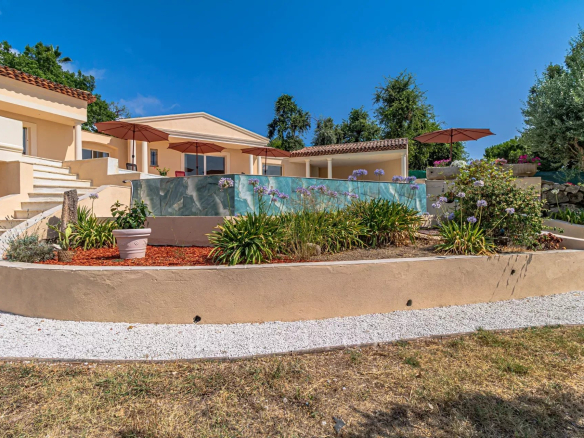 Florentine villa with swimming pool and garden in Châteauneuf-Grasse, panoramic view of the Estérel.