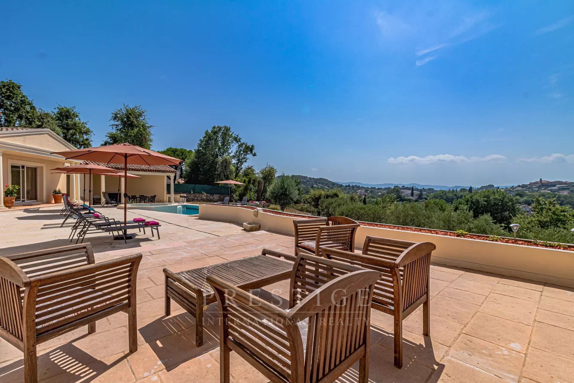 Villa in Châteauneuf-Grasse Terrace of a villa in Châteauneuf-Grasse with outdoor furniture and panoramic views of the landscape.