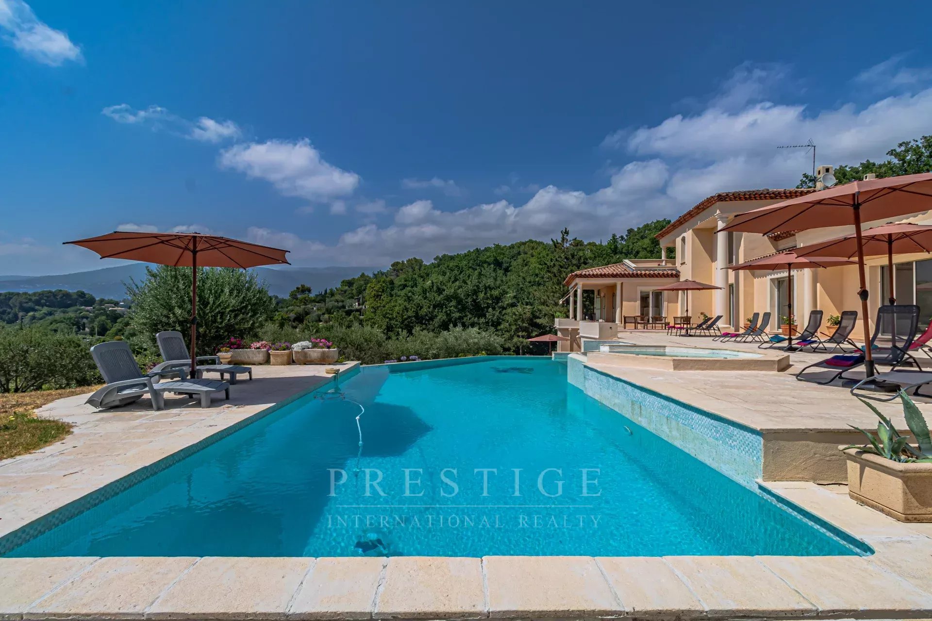 Villa with swimming pool in Châteauneuf-Grasse Florentine villa with swimming pool in Châteauneuf-Grasse, panoramic view of the Estérel