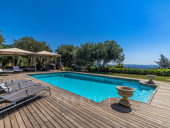 Piscine d'une villa avec vue sur la mer et les collines, Le Tignet.