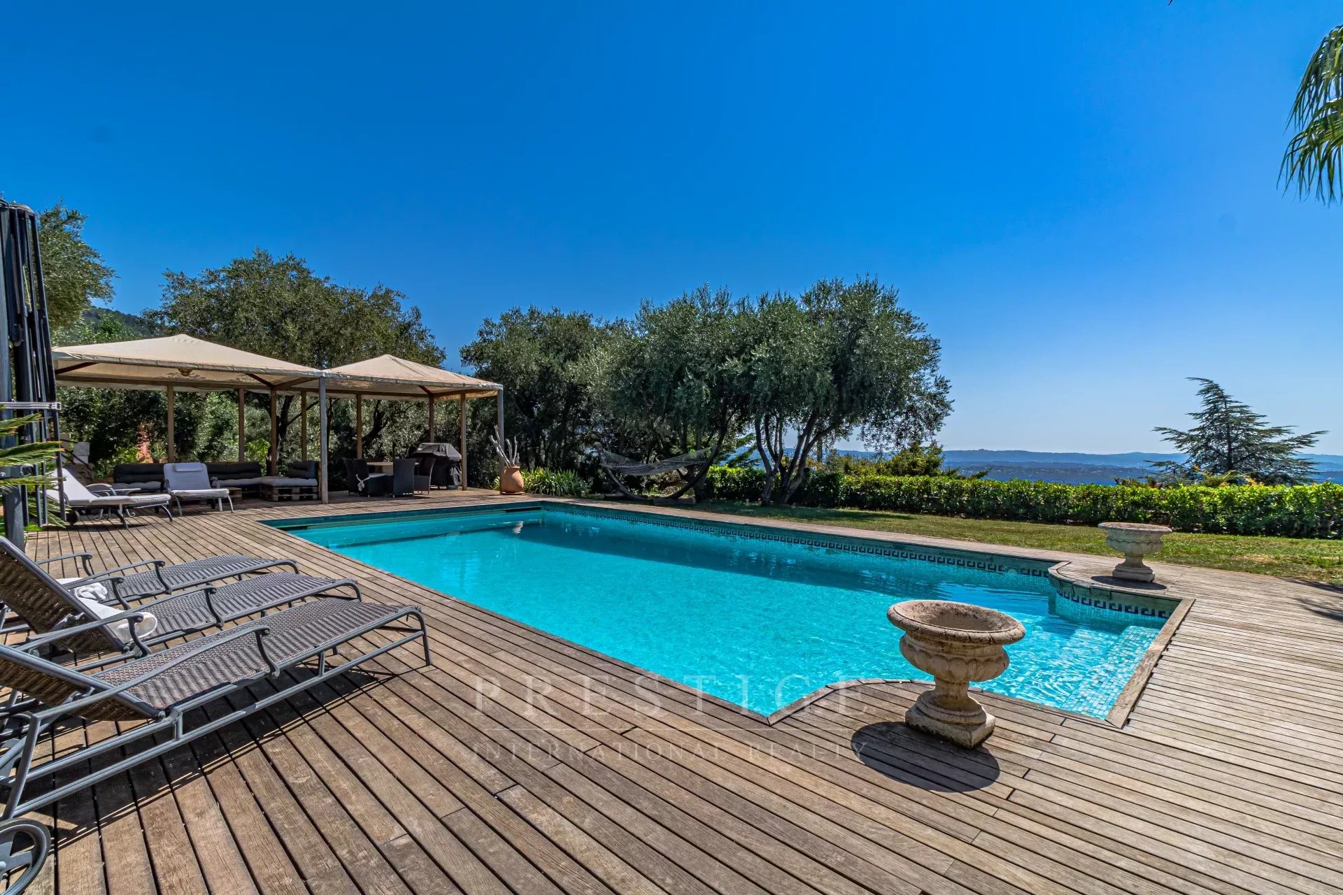 Villa avec piscine et vue panoramique Piscine d'une villa avec vue sur la mer et les collines, Le Tignet.