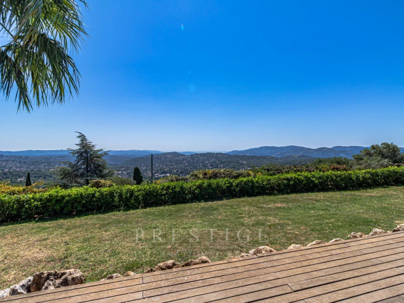 Vue panoramique sur les collines et la mer depuis une villa à Le Tignet.
