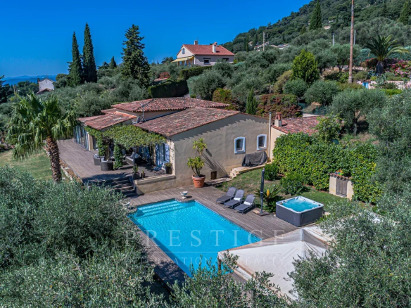 Villa de plain-pied avec piscine et vue sur la mer, Le Tignet.