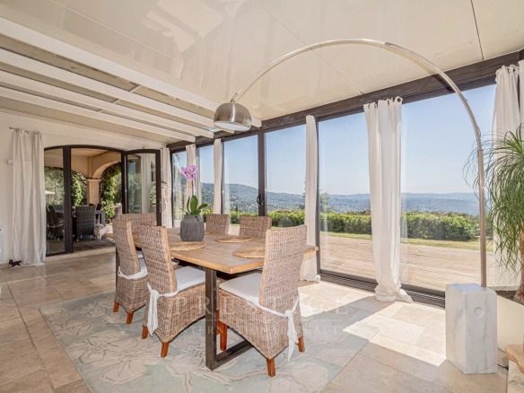 Salle à manger lumineuse avec vue sur la mer, villa de plain-pied au Tignet.