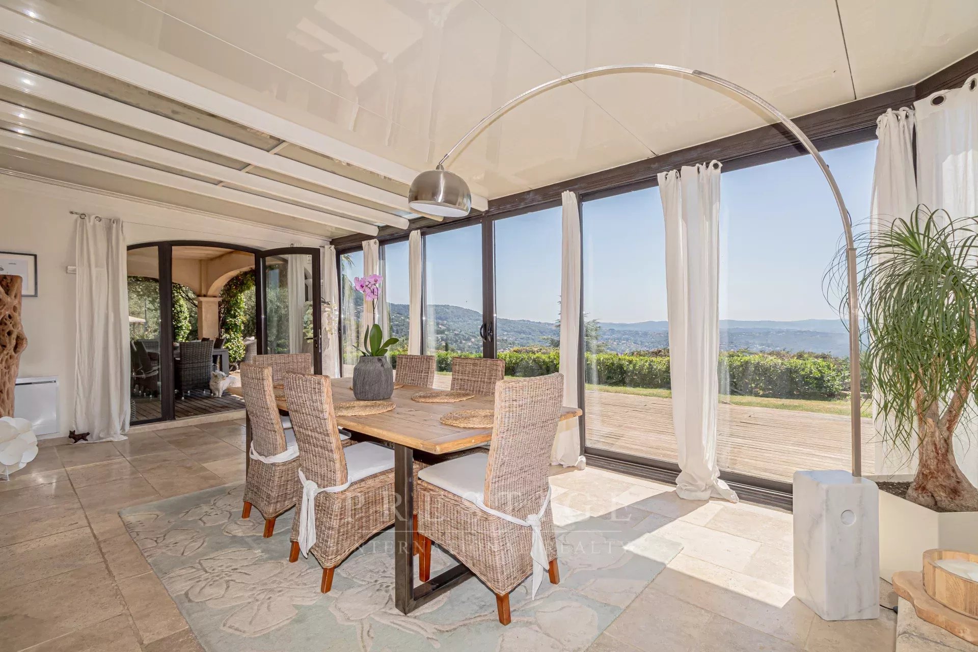 Salle à manger avec vue panoramique Salle à manger lumineuse avec vue sur la mer, villa de plain-pied au Tignet.