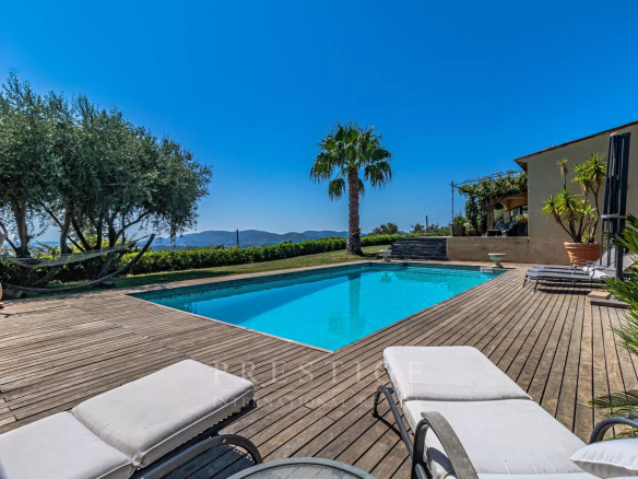 Villa de plain-pied avec piscine et vue sur la mer, Le Tignet