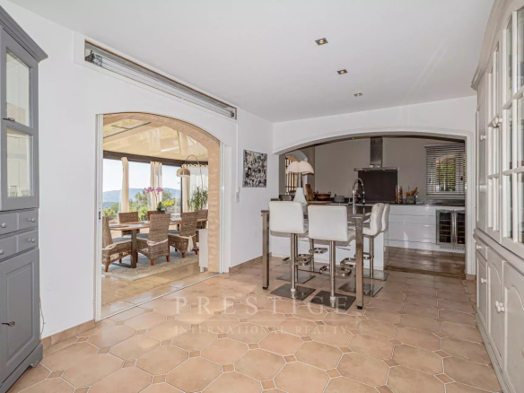 Intérieur d'une villa à Le Tignet, cuisine ouverte sur salle à manger, style moderne et lumineux.
