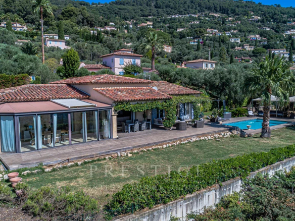 Villa de plain-pied avec piscine et vue sur la mer, Le Tignet.