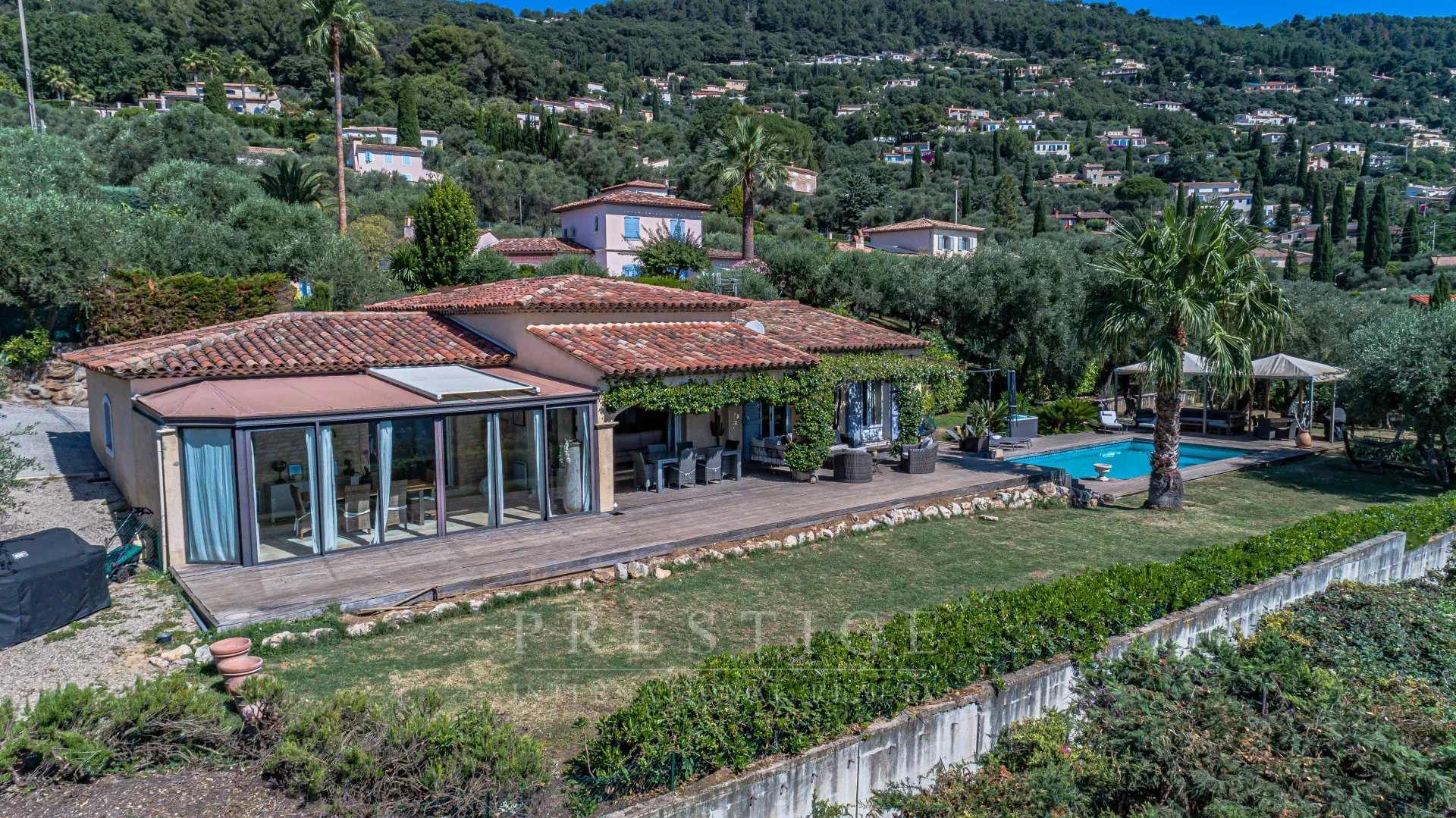 Villa 4 chambres avec piscine à Le Tignet Villa de plain-pied avec piscine et vue sur la mer, Le Tignet.
