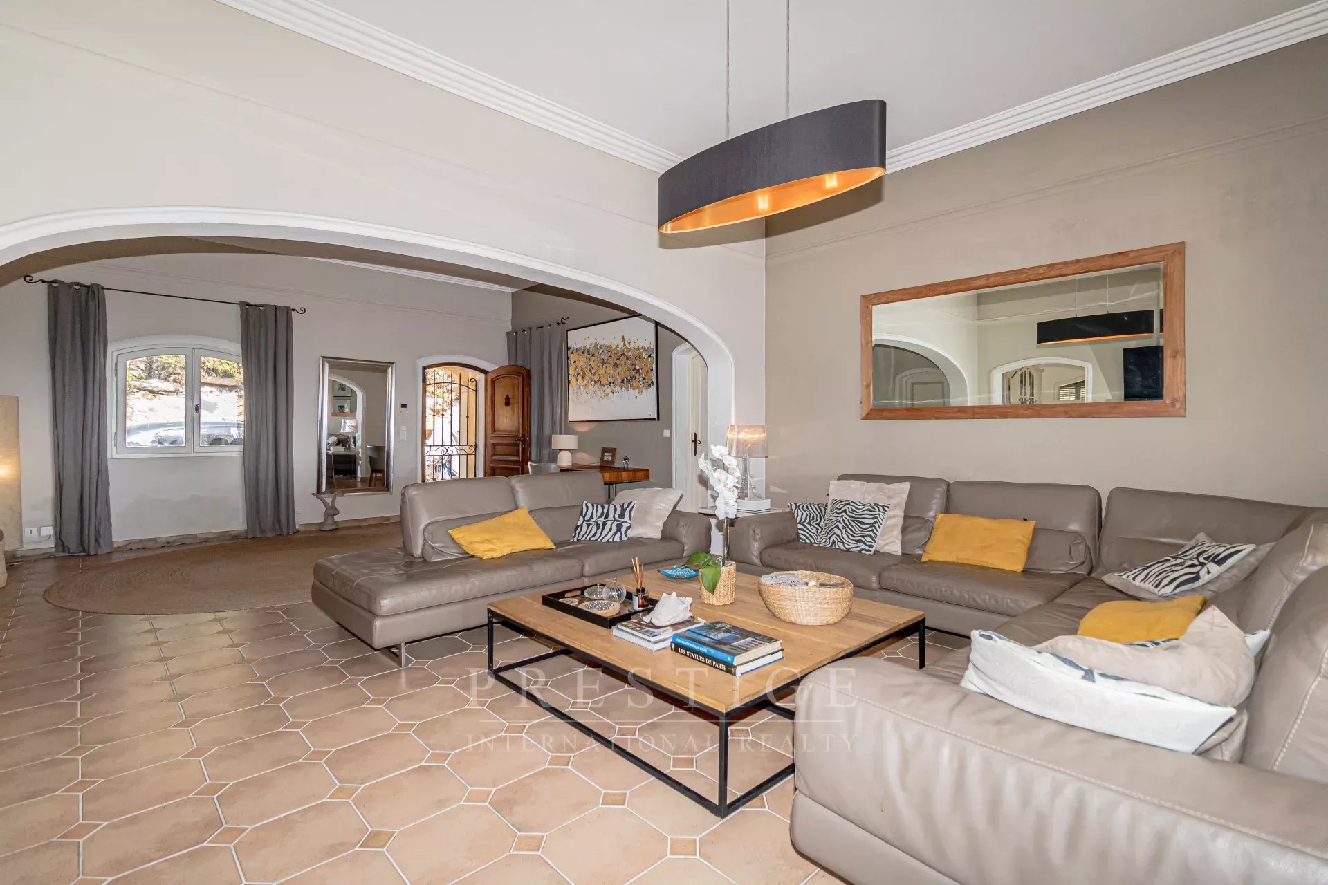Salon d’une villa au Tignet Intérieur d'une villa moderne avec un salon spacieux et lumineux, meubles confortables et décoration élégante.
