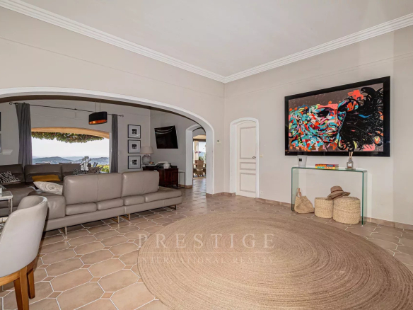 Intérieur d'une villa de plain-pied à Le Tignet, salon spacieux avec vue sur la mer.