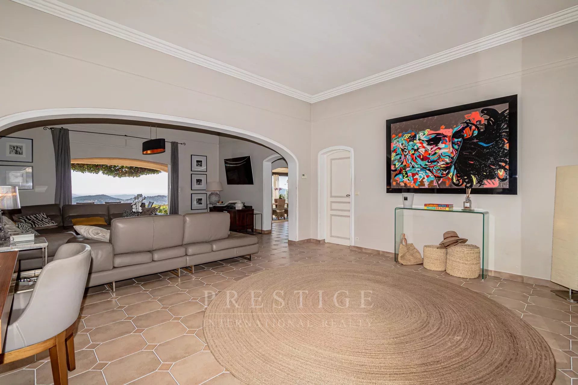 Salon de la villa au Tignet Intérieur d'une villa de plain-pied à Le Tignet, salon spacieux avec vue sur la mer.