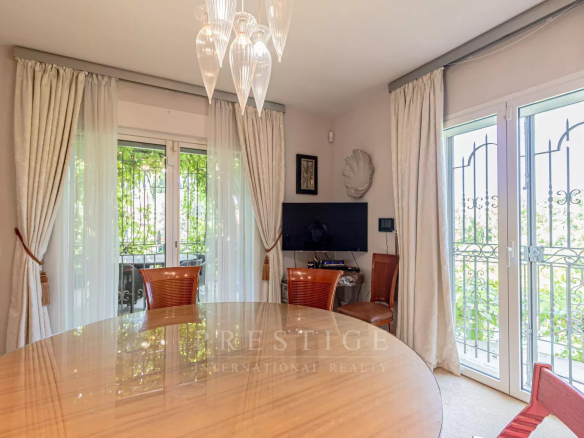 Intérieur d'une villa luxueuse à Cap d'Antibes, salle à manger avec vue sur l'extérieur.
