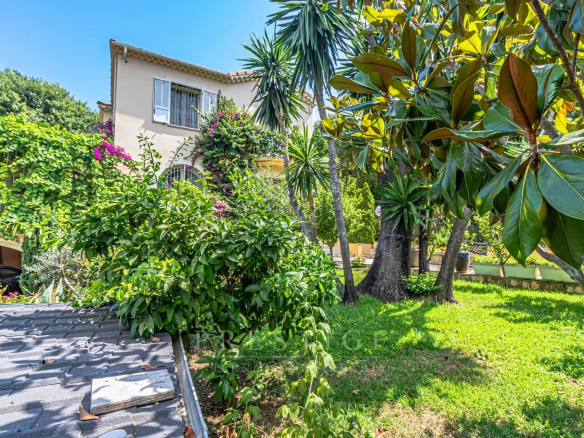 Vue d'une villa luxueuse entourée de verdure au Cap d'Antibes.