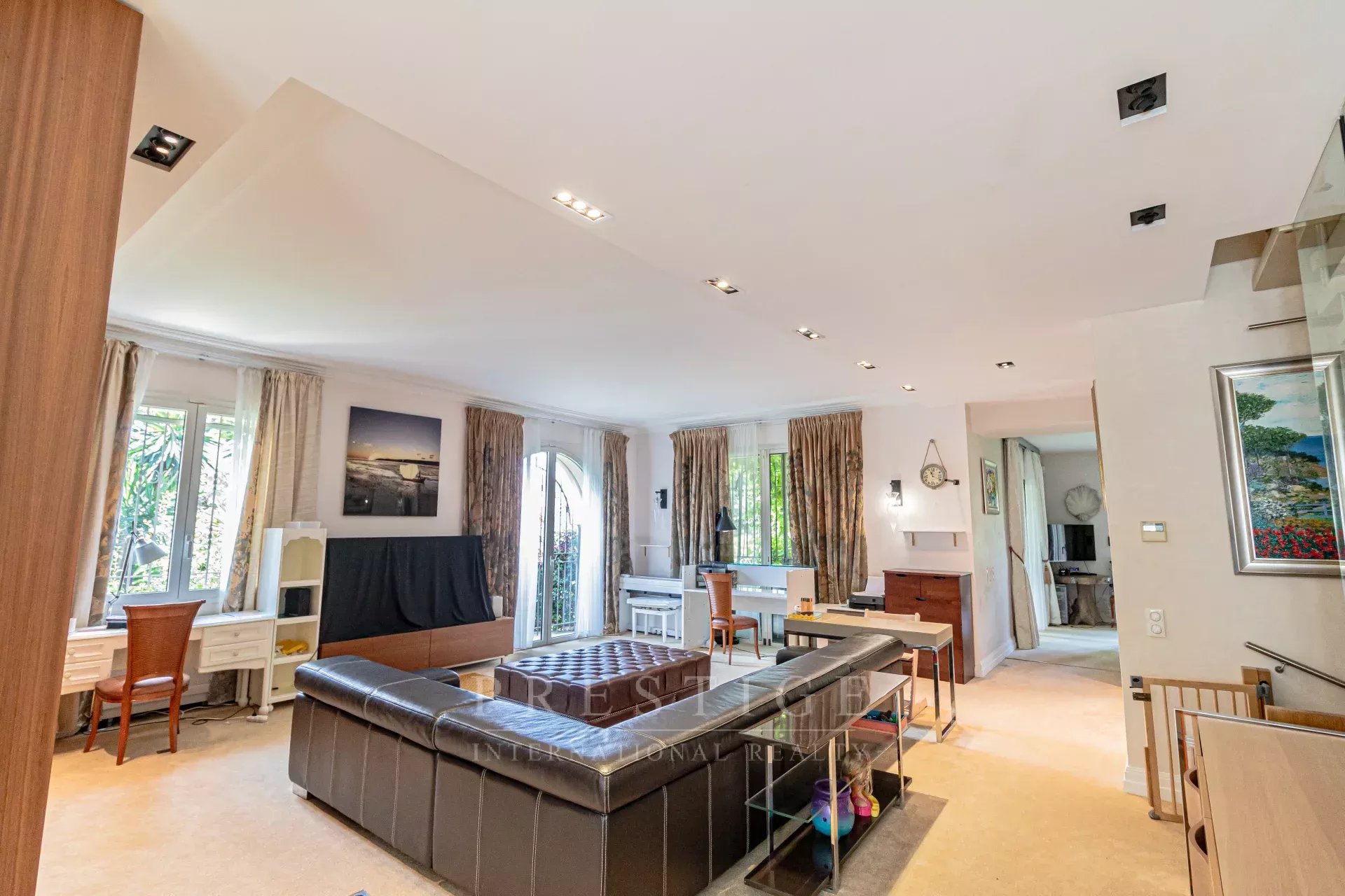 Intérieur d’une villa à Cap d’Antibes Intérieur d'une villa luxueuse à Cap d'Antibes, salon spacieux et lumineux, mobilier moderne.