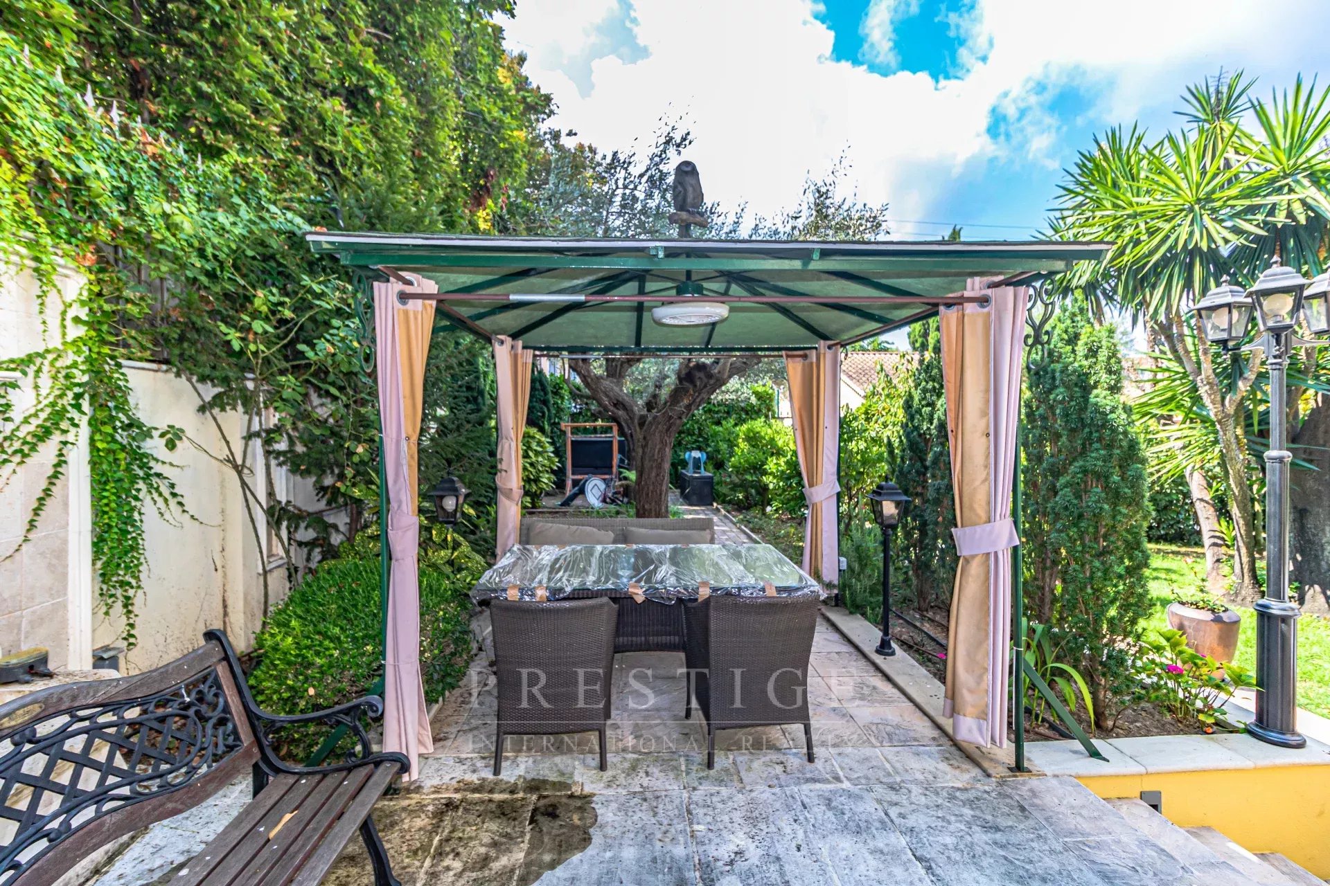 Terrasse de villa au Cap d’Antibes Terrasse avec pergola et mobilier de jardin dans une villa au Cap d'Antibes.