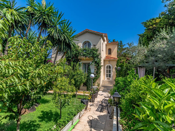 Villa luxueuse à Cap d'Antibes avec jardin et accès à la plage.