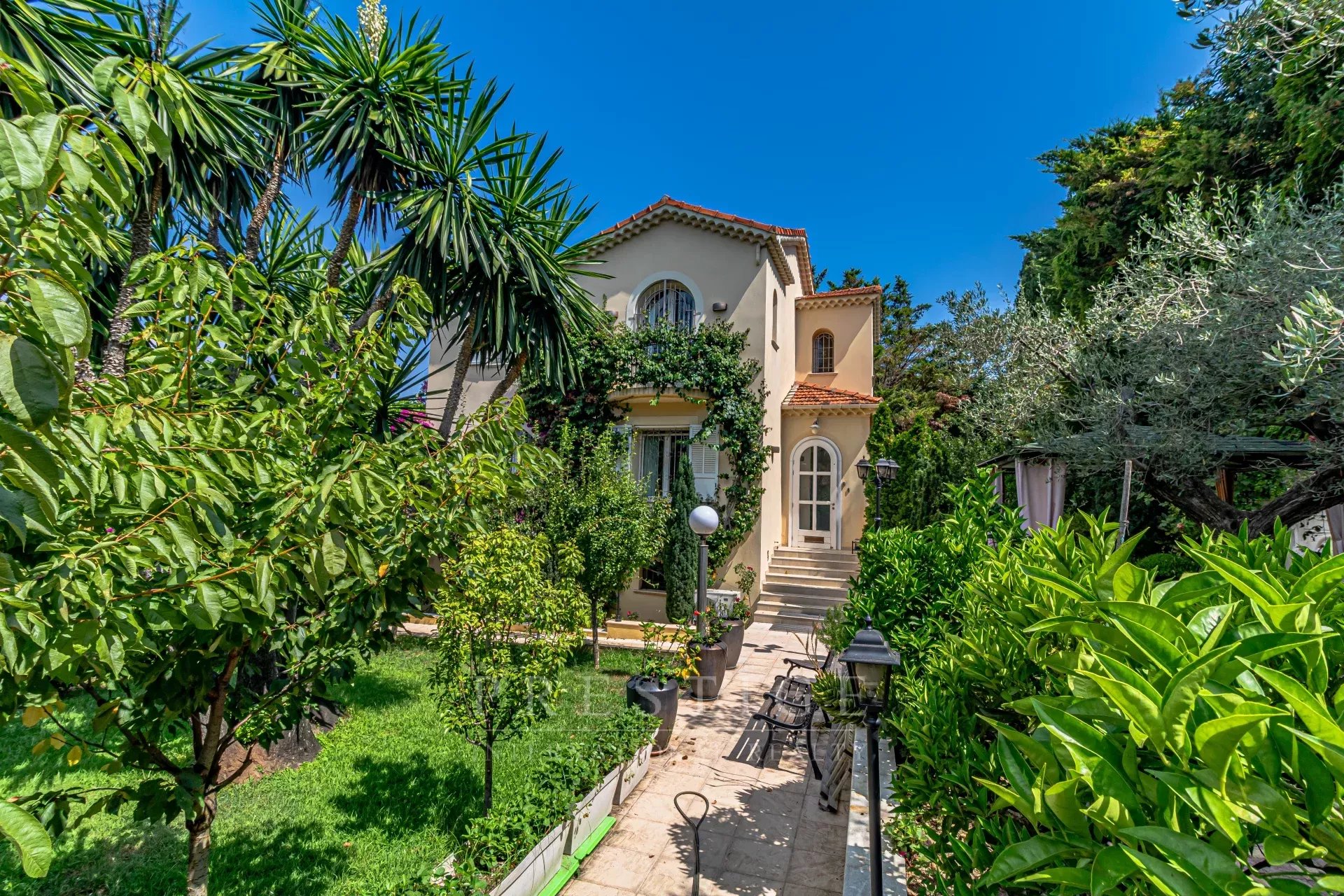 Villa rénovée à Cap d’Antibes Villa luxueuse à Cap d'Antibes avec jardin et accès à la plage.