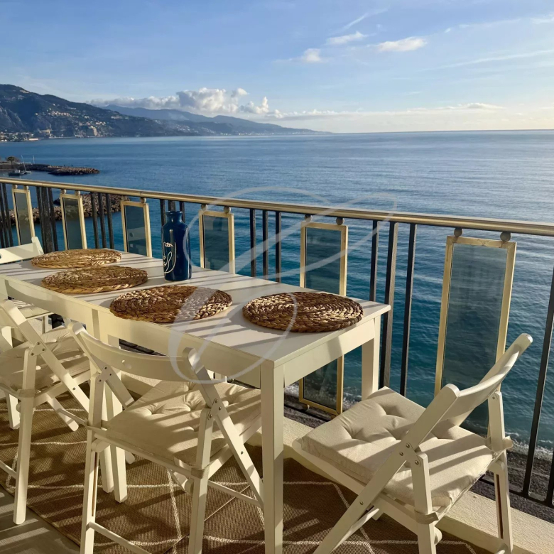 CAP MARTIN PIEDS DANS L’EAU – VILLA