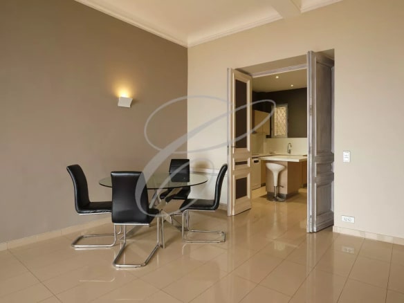 Interior of an apartment in Beausoleil with dining room and open kitchen.