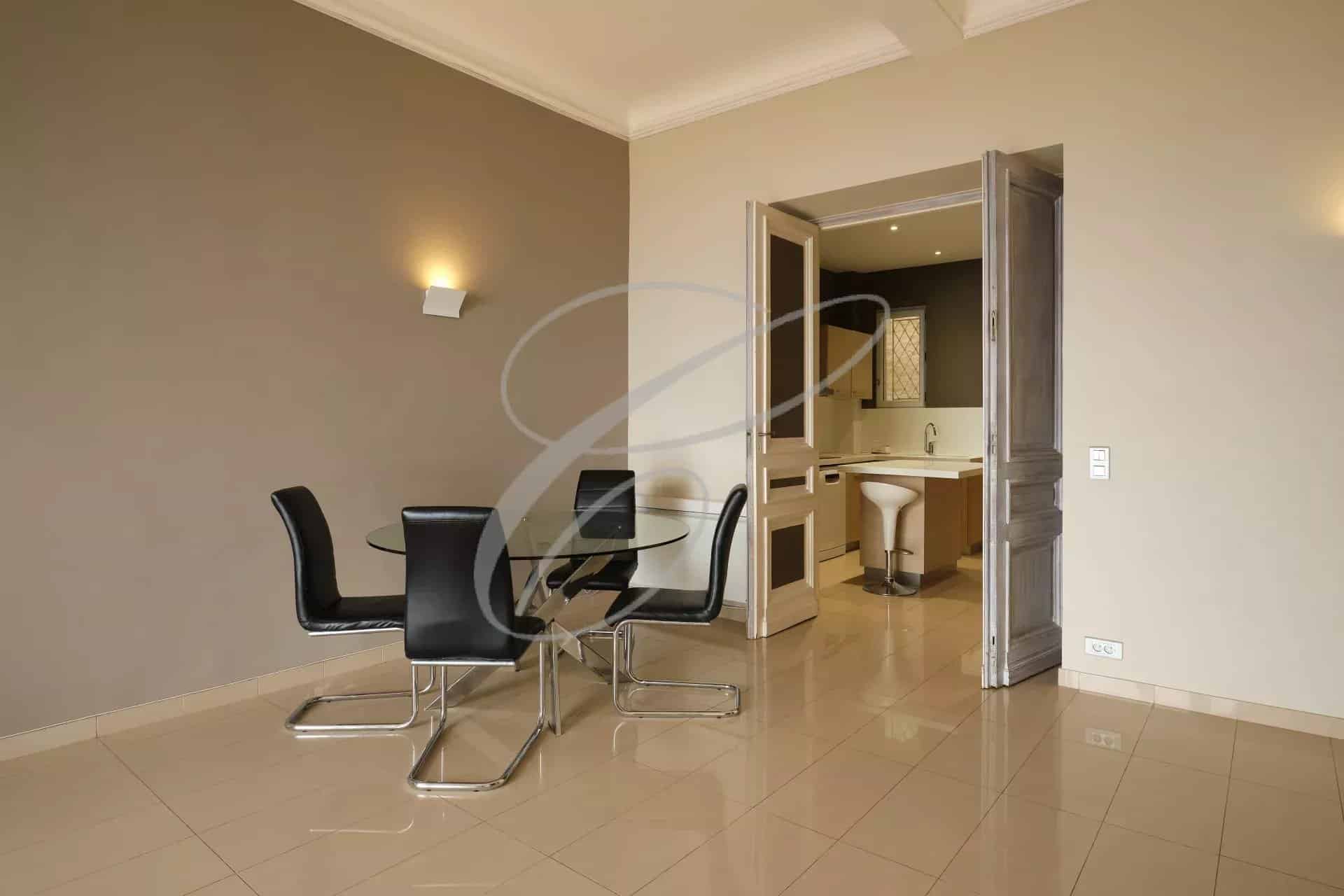 Interior of an apartment in Beausoleil with dining room and open kitchen.