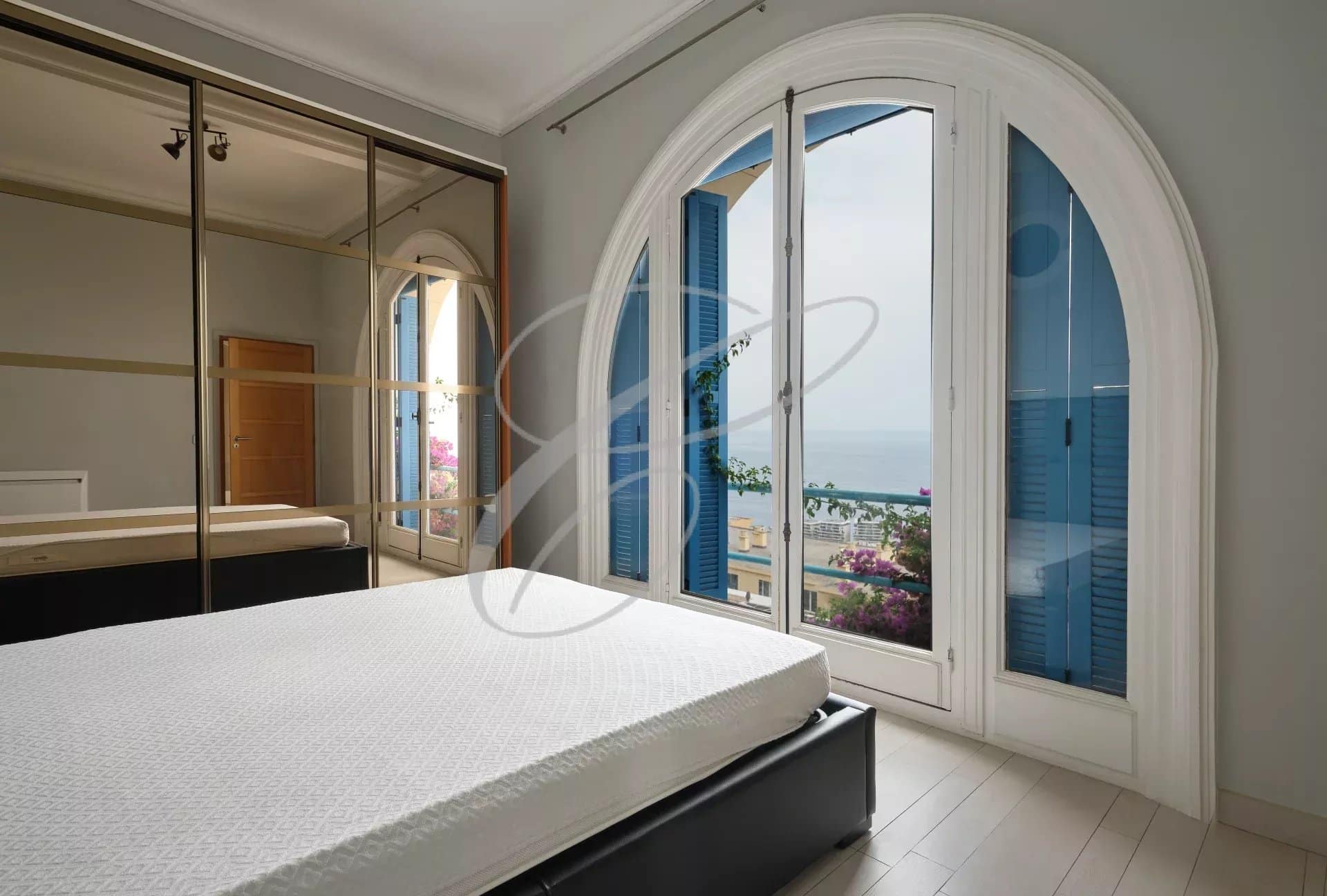 Room in an apartment in Beausoleil with views of the sea and Monaco, rounded windows and modern decor.