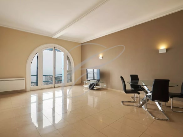 Interior of a spacious apartment in Beausoleil with views of the sea and Monaco, comprising a living room and a dining room.