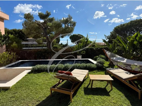 Jardin privatif avec piscine et transats dans un appartement à Roquebrune-Cap-Martin.