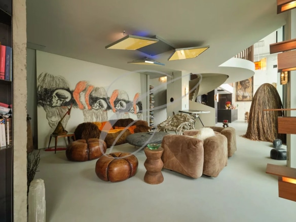 Interior of a contemporary villa in Roquebrune-Cap-Martin with a spacious living room and artistic decoration.
