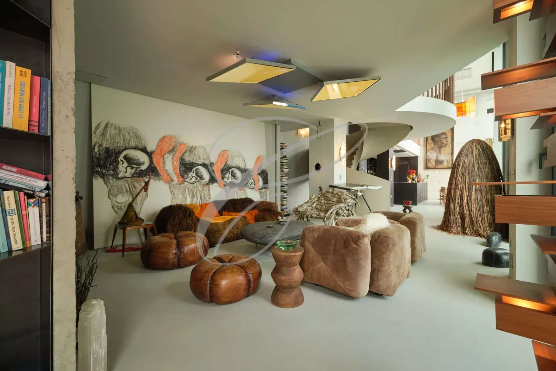Interior of a contemporary villa in Roquebrune-Cap-Martin with a spacious living room and artistic decoration.